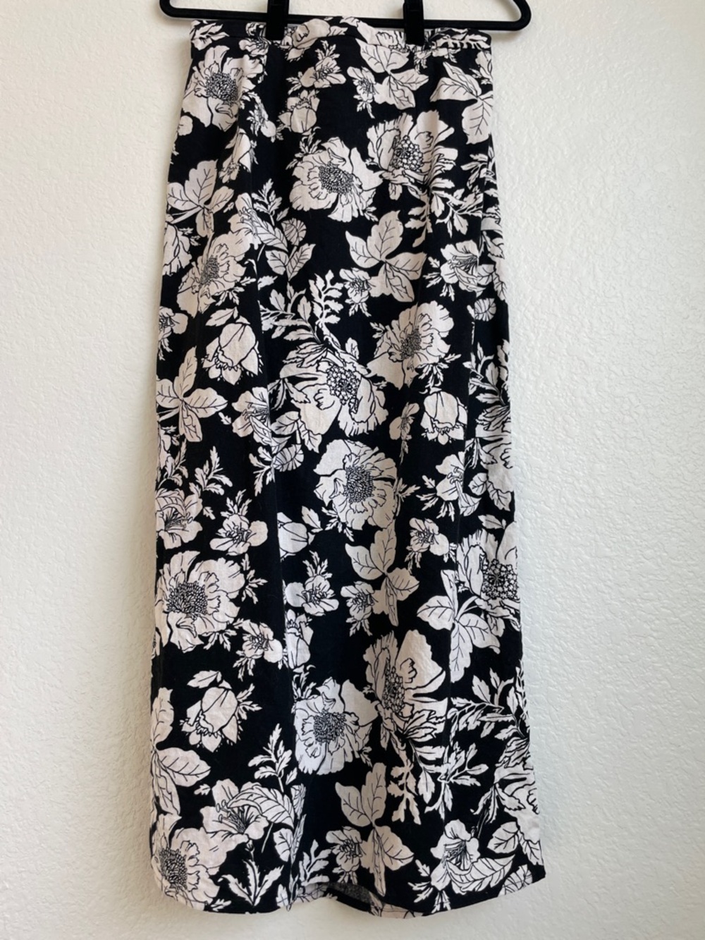 Old Navy Linen Black and White Floral Maxi Skirt • Medium